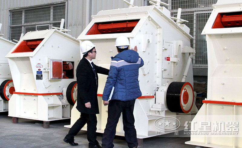 客戶(hù)來(lái)廠(chǎng)參觀(guān)反擊式粉碎機