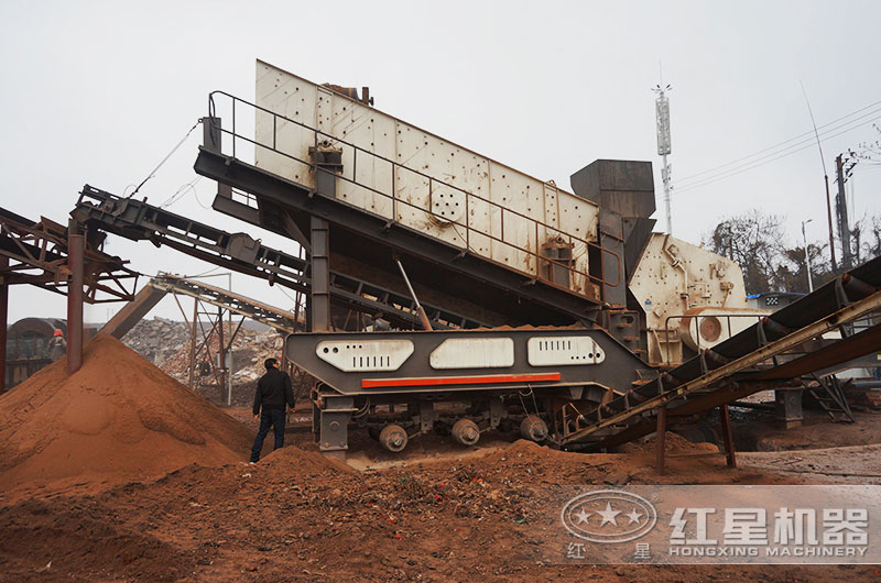 移動(dòng)碎石機作業(yè)客戶(hù)現場(chǎng)