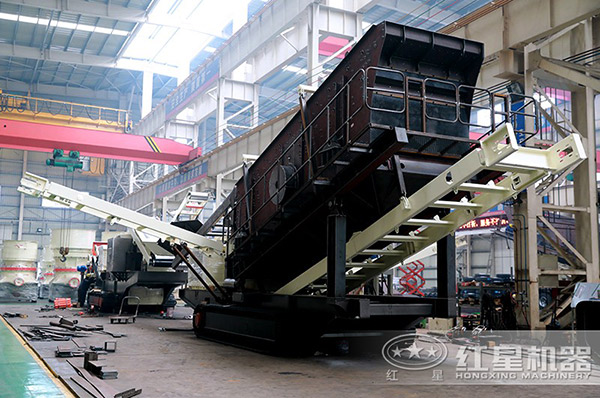 紅星移動(dòng)鄂式磕石機生產(chǎn)車(chē)間