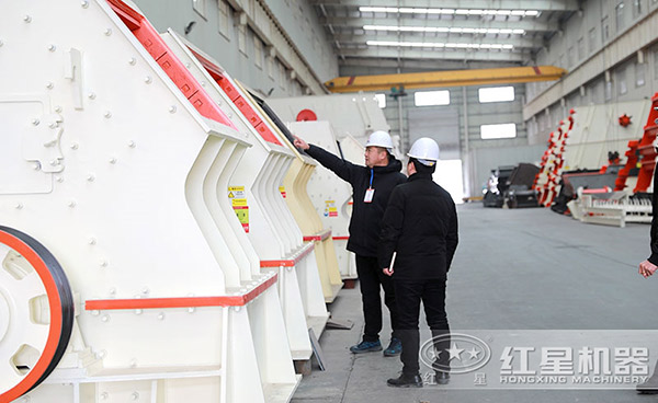 用戶(hù)來(lái)廠(chǎng)參觀(guān)考察反擊碎石機