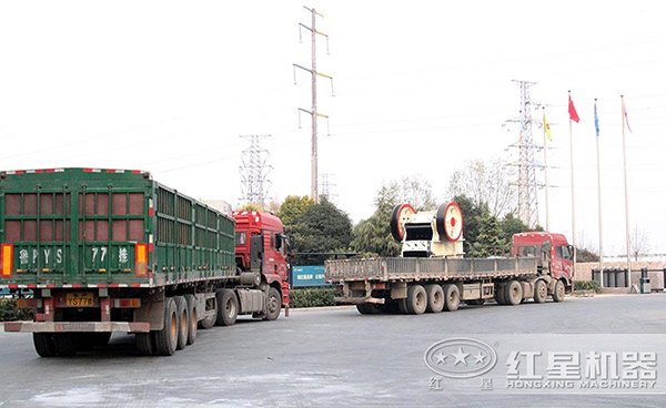 紅星粗碎石料的鄂式破石機發(fā)往破碎場(chǎng)地