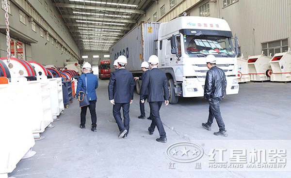 技術(shù)經(jīng)理陪同用戶(hù)參觀(guān)考察紅星設備