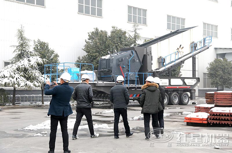 客戶(hù)來(lái)廠(chǎng)參觀(guān)磚渣破碎機