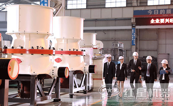 技術(shù)經(jīng)理全程陪同用戶(hù)參觀(guān)單缸圓錐破碎機