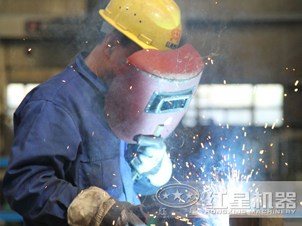 反擊破碎機生產(chǎn)車(chē)間