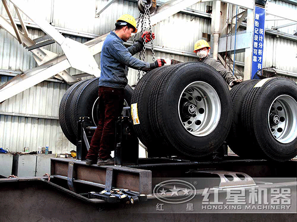 紅星技術(shù)工人正在組裝輪胎驅動(dòng)