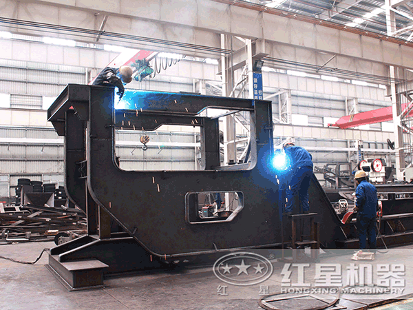 紅星技術(shù)工人正在認真的焊接移動(dòng)破碎機機架