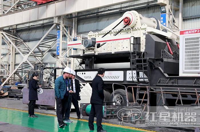 紅星機器技術(shù)經(jīng)理陪同山西用戶(hù)參觀(guān)移動(dòng)粉碎設備