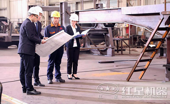 紅星技術(shù)經(jīng)理正在為用戶(hù)設計打砂生產(chǎn)工藝流程