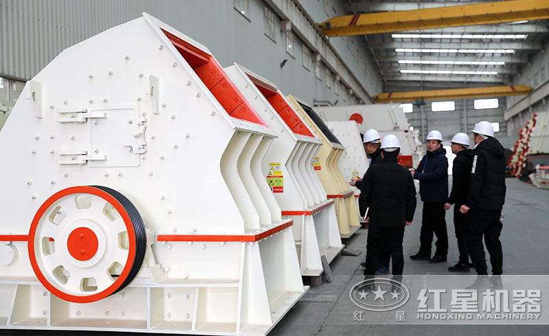 用戶(hù)來(lái)廠(chǎng)參觀(guān)一次成型的錘式破碎機