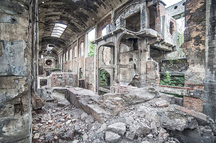 行走中的水泥塊粉碎機——車(chē)載移動(dòng)粉碎機