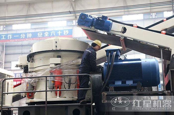 紅星技術(shù)工人正在認真配置流動(dòng)圓錐破碎機