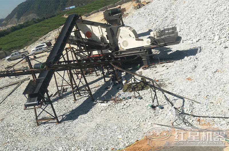 紅星機器移動(dòng)破碎石子機設備—碎不可擋（內附破碎現場(chǎng)視頻）