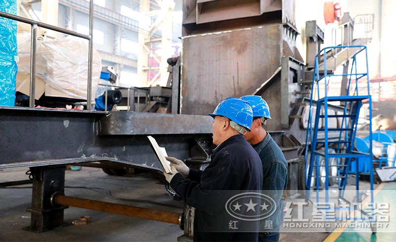 紅星技術(shù)人員正在認真比對移動(dòng)破數據