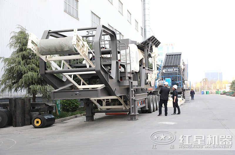 技術(shù)經(jīng)理陪同山東用戶(hù)考察移動(dòng)破碎設備