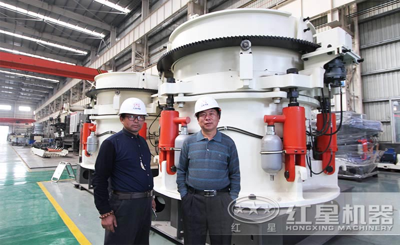 用戶(hù)來(lái)廠(chǎng)考察河卵石圓錐破碎機