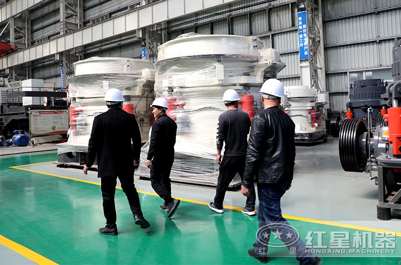 山東用戶(hù)來(lái)廠(chǎng)考察鵝卵石破碎石子設備