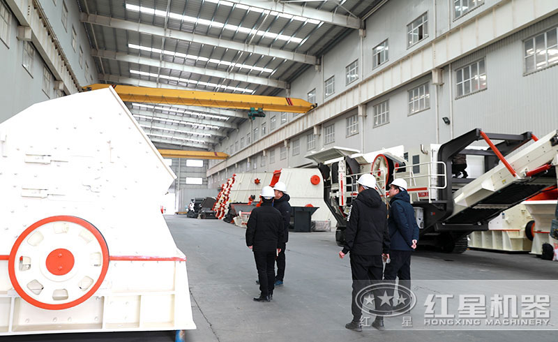 用戶(hù)來(lái)廠(chǎng)參觀(guān)混凝土破碎機