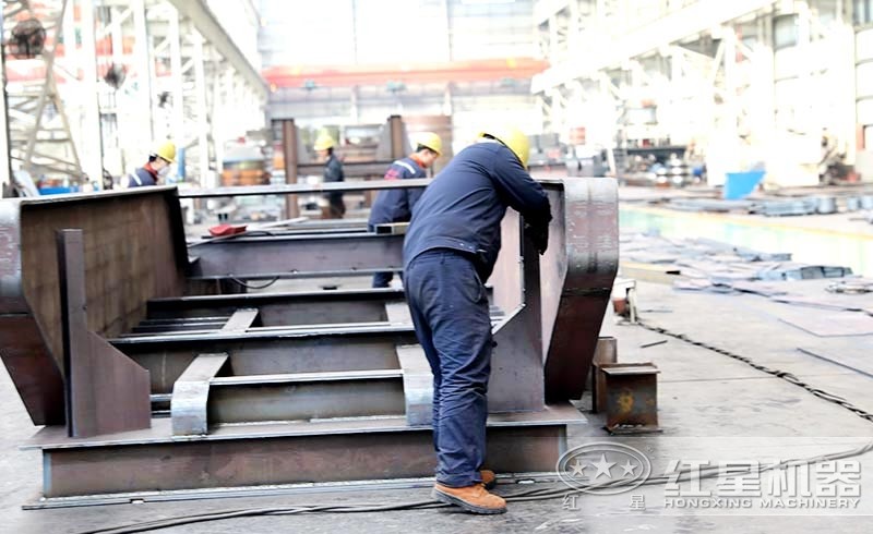 紅星青石移動(dòng)磕石機生產(chǎn)車(chē)間