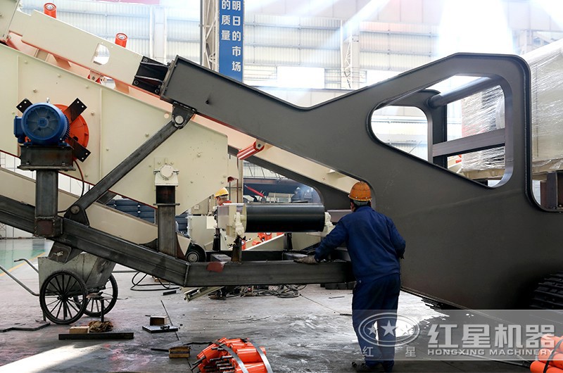 紅星技術(shù)工人在熟練的生產(chǎn)移動(dòng)磕石機