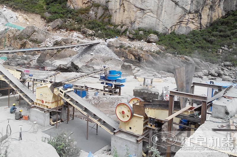顎式破碎機、反擊破碎機、制沙機三機制沙現場(chǎng)