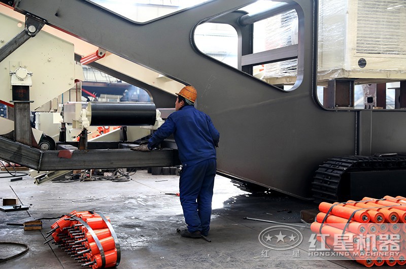 紅星技術(shù)工人正在認真組裝移動(dòng)破機架