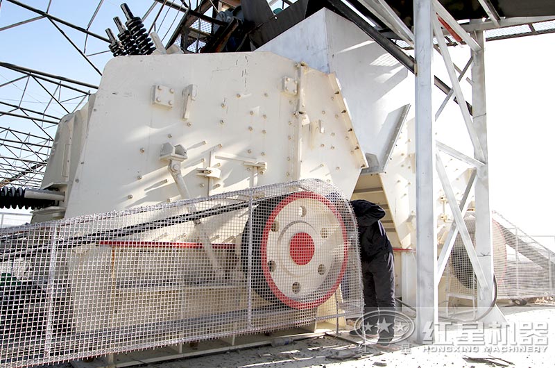 大型歐版反擊破碎機安裝現場(chǎng)