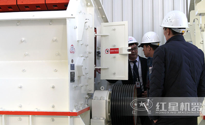 紅星技術(shù)經(jīng)理陪同用戶(hù)參觀(guān)考察反擊破碎機