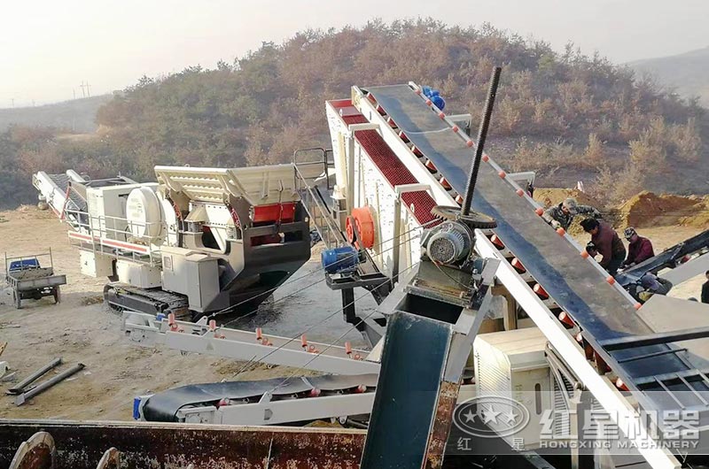 雙機作業(yè)的履帶移動(dòng)破碎石子機現場(chǎng)