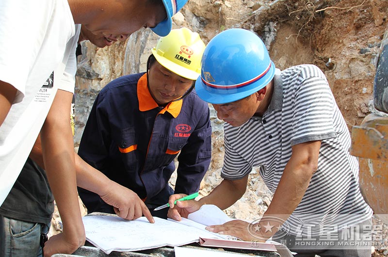 紅星技術(shù)人員現場(chǎng)勘查環(huán)境和石料為用戶(hù)設計生產(chǎn)流程