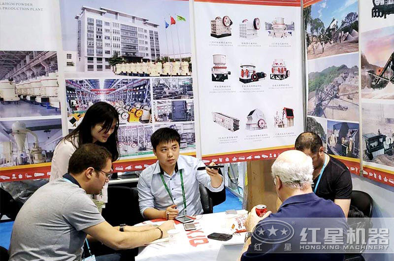 與國際客戶(hù)交談