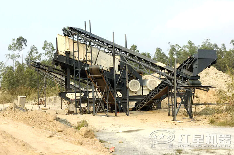 移動(dòng)石頭生產(chǎn)線(xiàn)設備安裝現場(chǎng)