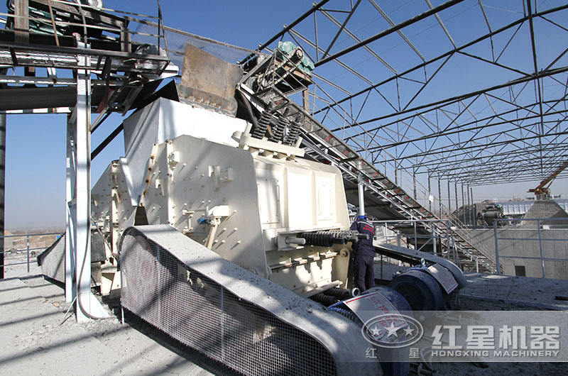 時(shí)產(chǎn)800噸雙反擊磕石機作業(yè)現場(chǎng)