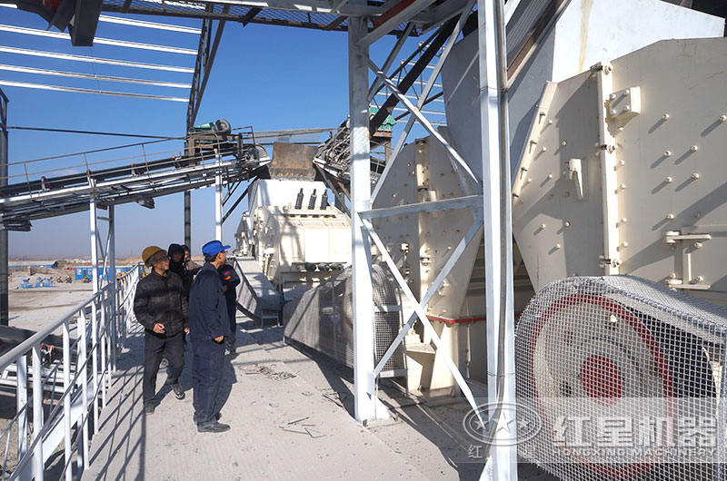 大型反擊碎石機作業(yè)現場(chǎng)