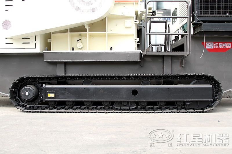 履帶加持下，即使是崎嶇不平的山路，設備也如履平底