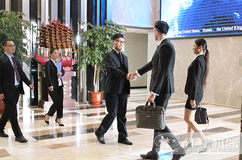 紅星產(chǎn)品經(jīng)理接待來(lái)廠(chǎng)洽談合作的客戶(hù)