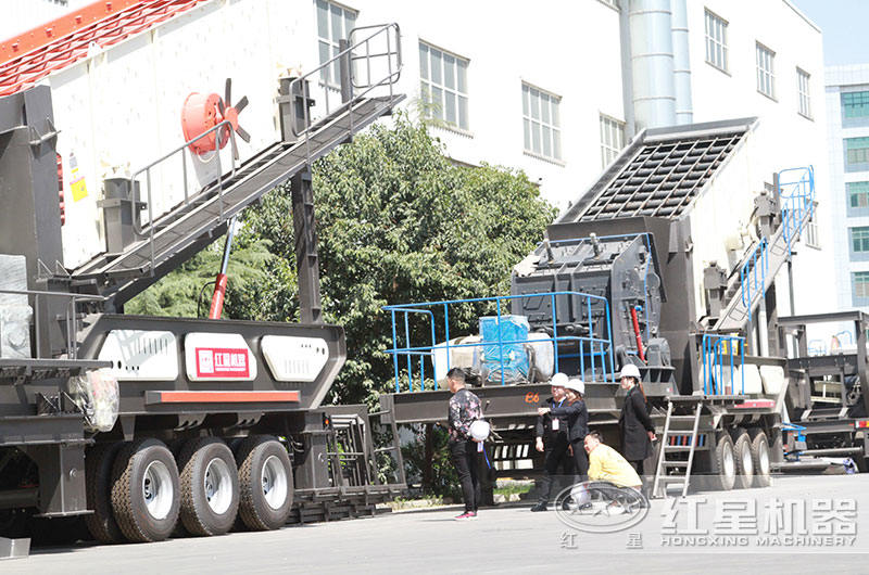 技術(shù)經(jīng)理陪山東用戶(hù)認真考察移動(dòng)設備