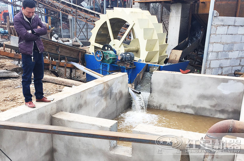 可循環(huán)利用水資源的用戶(hù)撈沙現場(chǎng)