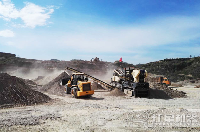 移動(dòng)制砂機作業(yè)現場(chǎng)