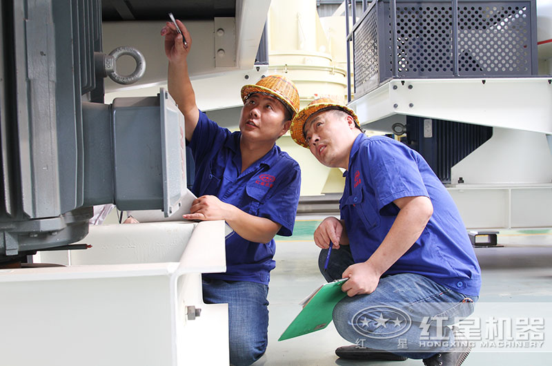 技術(shù)嫻熟的紅星技術(shù)人員正在認真檢測數據