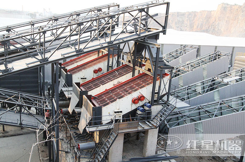 振動(dòng)篩砂石分離作業(yè)現場(chǎng)