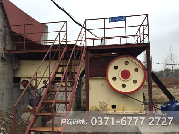 鋁礦石顎式破碎機作業(yè)現場(chǎng)