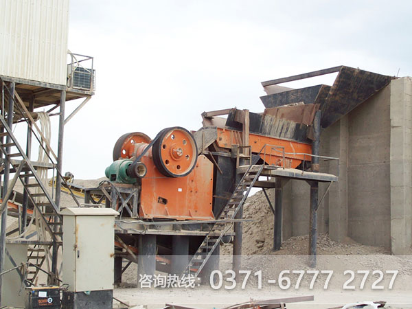 河南紅星鋁礦石顎式破碎機作業(yè)客戶(hù)現場(chǎng)