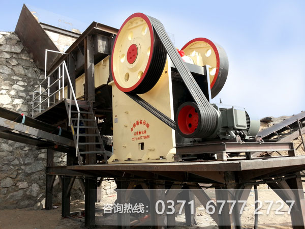 石膏顎式破碎機作業(yè)現場(chǎng)