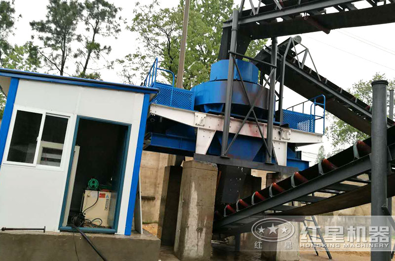 制砂生產(chǎn)線(xiàn)在電力的帶動(dòng)下穩定作業(yè)