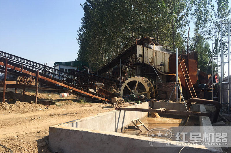 洗砂機與沉淀池配合作業(yè)現場(chǎng)