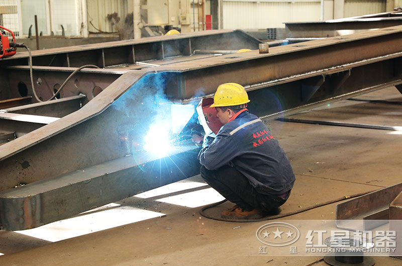 紅星生產(chǎn)工人正在生產(chǎn)用戶(hù)定制的時(shí)產(chǎn)100噸移動(dòng)機械機架