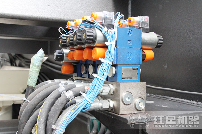 電動(dòng)機帶動(dòng)下機器各個(gè)部分的線(xiàn)路的控制柜