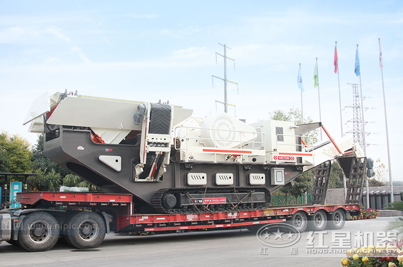 又一履帶流動(dòng)石子破碎機發(fā)貨