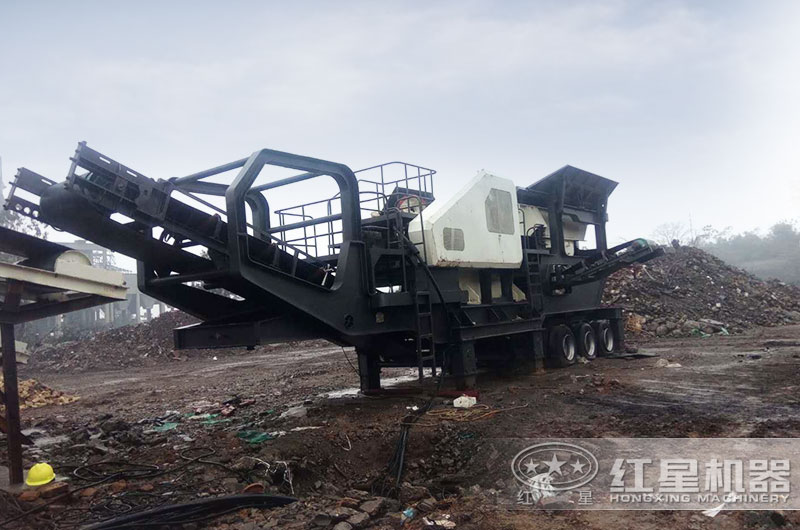 移動(dòng)750碎石機已經(jīng)到達又一處破碎現場(chǎng)